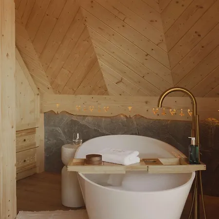 Lovelia Luxury & Jacuzzi *