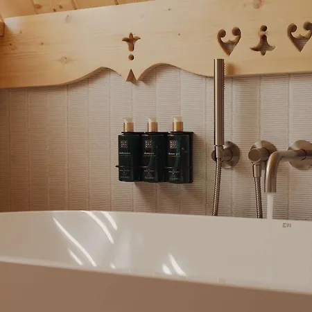 Lovelia Luxury & Jacuzzi Vila *